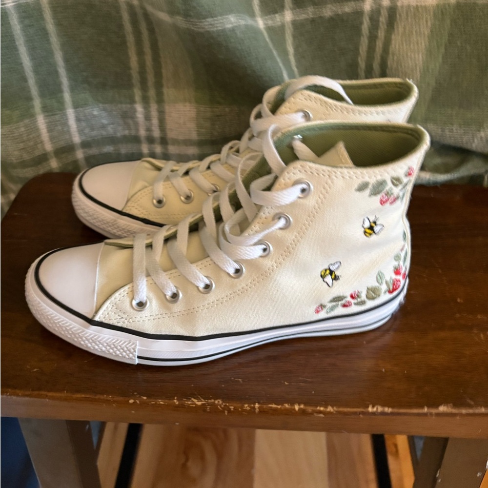 Converse all star High-Tops with Embroidered Bees and Berries - Picture 8 of 12